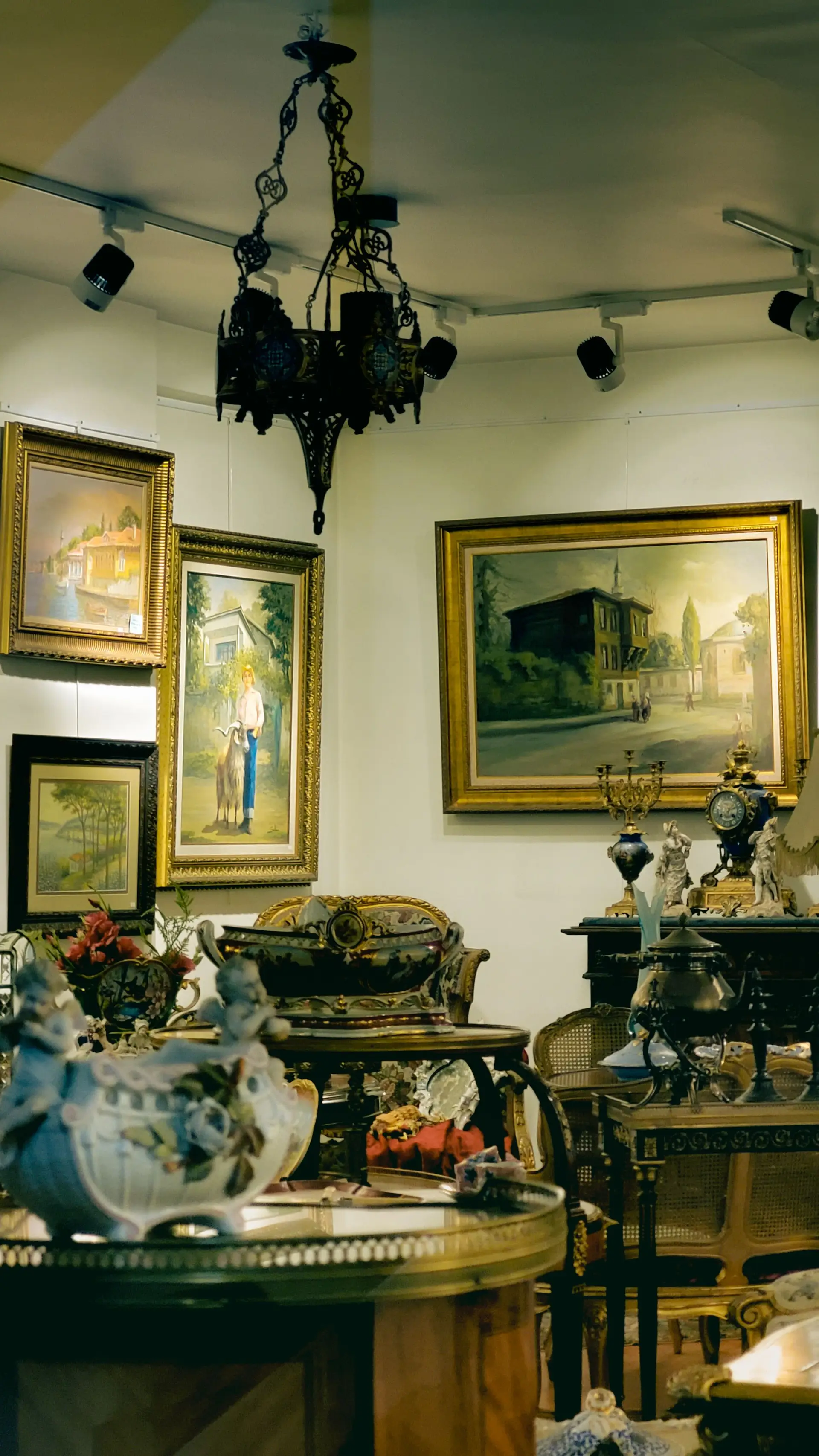 Aranžirane antikvitete v galeriji Snowquartzgallery