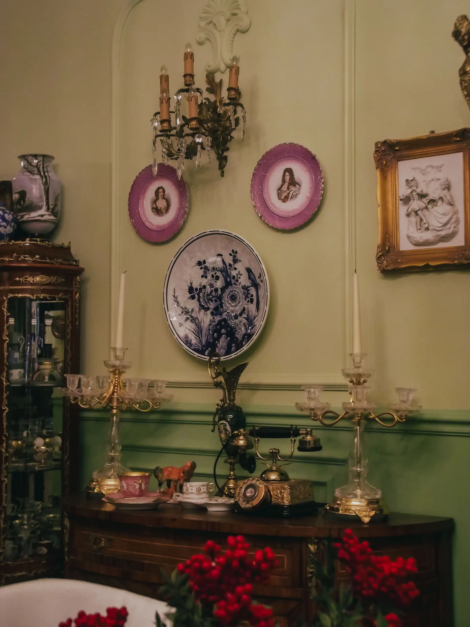 Tradicionalen salon z antikvitetami